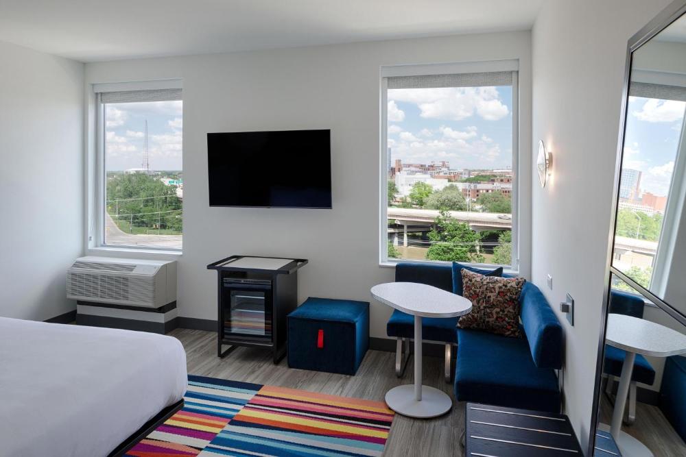 ALOFT, Guest room, 1 King, City view interior
